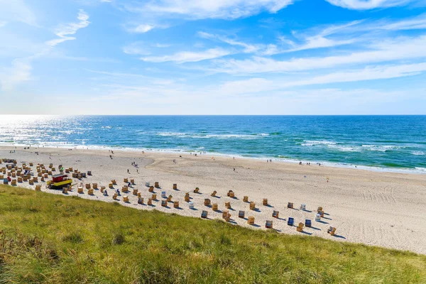 Wenningstedt, Sylt Adası, Almanya 'da sandalyeli beyaz kumsal