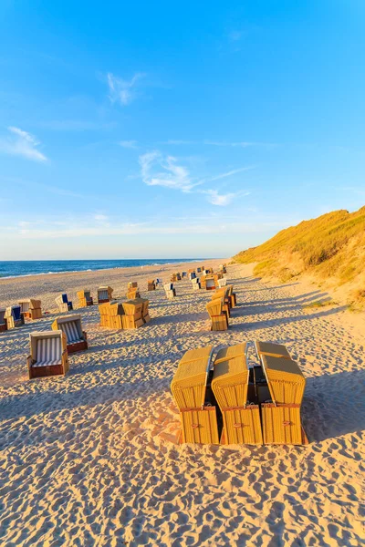Gün batımında plaj sandalyeleri, Sylt Adası, Almanya