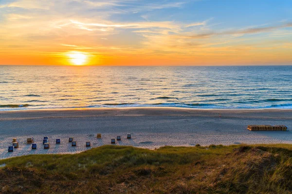 Almanya 'nın Sylt Adası, Wenningstedt sahilinde gün batımı