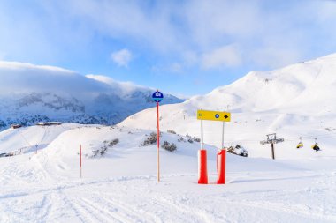 Obertauern kayak alanındaki kayak pistleri güneşli bir kış günü güzel bulutlarla birlikte, Avusturya