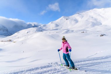 Avusturya, Obertauern 'de kayak yamacında duran genç bayan kayakçı.