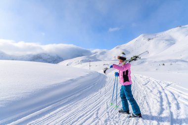 Avusturya, Obertauern 'de kayak yamacında duran genç bayan kayakçı.