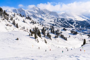 Avusturya 'nın Obertauern kentindeki dağların ve kayak yamaçlarının manzarası