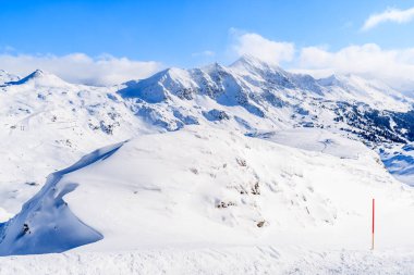Avusturya 'nın Obertauern kentindeki dağların ve kayak yamaçlarının manzarası