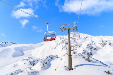Avusturya 'daki Obertauern kayak merkezinin güzel kış manzarası.