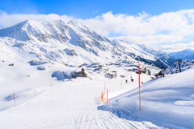 Avusturya 'nın Obertauern kentindeki dağların ve kayak yamaçlarının manzarası