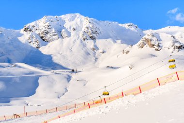 Avusturya 'nın Obertauern kentindeki dağların ve kayak yamaçlarının manzarası