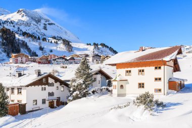 Avusturya 'daki Obertauern dağ köyünün kışın manzarası