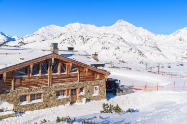 Avusturya, Obertauern 'de kayak yamacındaki ahşap dağ kulübesi.