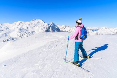 Avusturya 'nın Obertauern kış dağ beldesinde kayak yamacında duran genç bayan kayakçı