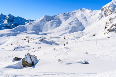 Avusturya 'nın Obertauern kentindeki dağların ve kayak yamaçlarının manzarası