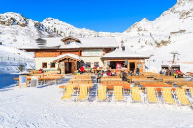 OBERTAUERN SKI RESORT, AUSTRIA - 22 Ocak 2017: Avusturya Alpleri, Salzburg 'daki Obertauern kayak alanındaki dağ kulübesinde güneş sandalyeleri.