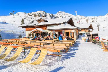 OBERTAUERN SKI RESORT, AUSTRIA - 22 Ocak 2017: Avusturya Alpleri, Salzburg 'daki Obertauern kayak alanındaki dağ kulübesinde güneş sandalyeleri.
