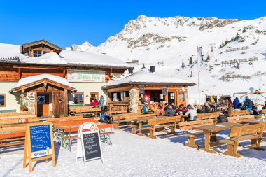 OBERTAUERN SKI RESORT, AUSTRIA - 22 Ocak 2017: Avusturya Alpleri, Salzburg 'daki Obertauern kayak alanında dağ kulübesinde yemek yiyen kayakçılar.