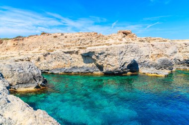 İspanya 'nın İbiza adasındaki Cala Portinatx Körfezi' nde turkuaz deniz suyu bulunan kayalar ve deniz koyları