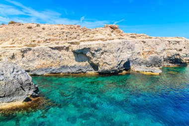İspanya 'nın İbiza adasındaki Cala Portinatx Körfezi' nde turkuaz deniz suyu bulunan kayalar ve deniz koyları