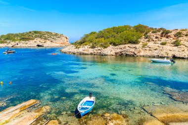 İspanya 'nın İbiza adasındaki Cala Portinatx Körfezi kıyısında küçük bir balıkçı teknesi.