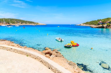 IBIZA Adaları, İspanya - 16 Mayıs 2017: İspanya 'nın İbiza adası kıyı güvertesinden Cala Portinatx Körfezi' nin mavi deniz suyu manzarası.