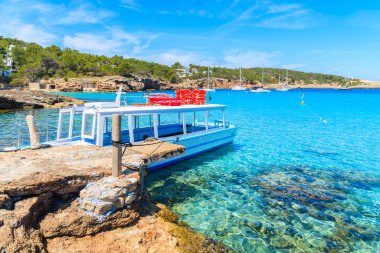 İspanya, İbiza 'daki Cala Portinatx Körfezi' nde demirleyen turistler için beyaz feribot.