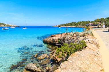 İspanya 'nın İbiza adasındaki kıyı güvertesinden Cala Portinatx Körfezi' ndeki gök mavisi deniz suyunun görüntüsü