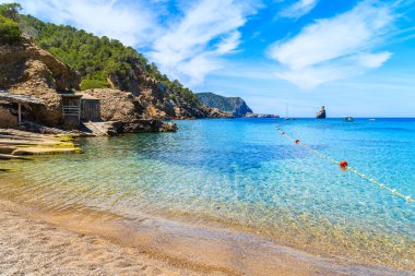 İspanya 'nın İbiza adasındaki mavi deniz suyuyla Cala Benirras plajı manzarası