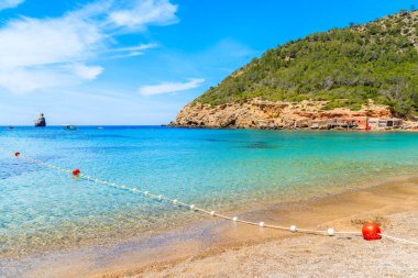 İspanya 'nın İbiza adasındaki mavi deniz suyuyla Cala Benirras plajı manzarası