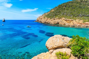 İspanya 'nın İbiza adasında turkuaz deniz suyuyla Cala Benirras Körfezi manzarası