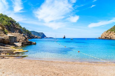 İspanya 'nın İbiza adasındaki mavi deniz suyuyla Cala Benirras plajı manzarası