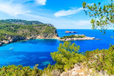 İspanya 'nın Cala Xarraca Körfezi ile Cala Benirras Körfezi arasındaki İbiza' nın inanılmaz manzarası.