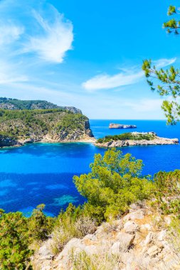 İspanya 'nın Cala Xarraca Körfezi ile Cala Benirras Körfezi arasındaki İbiza' nın inanılmaz manzarası.