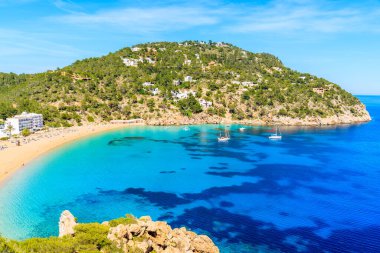Güzel Cala San Vicente Körfezi manzarası. Gök mavisi deniz suyu ve plaj, İbiza Adası, İspanya.