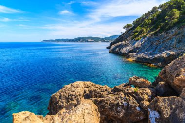 İspanya 'nın İbiza adasının kuzey kesimindeki Cala San Vicente Körfezi kıyısındaki kayalar ve kayalıklar