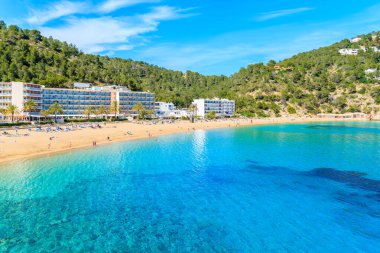İspanya 'nın İbiza adasındaki Cala San Vicente körfezindeki deniz suyu ve otel binaları.