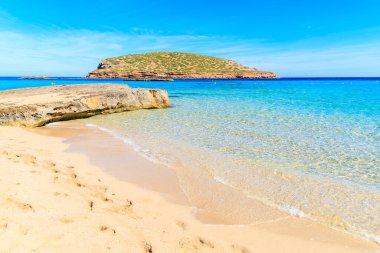 Turkuaz deniz suyuyla güzel kumlu Cala Comte plajı, İbiza adası, İspanya