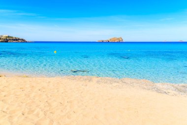 Masmavi sulara su, Ibiza Adası, İspanya ile güzel Cala Comte kumsal