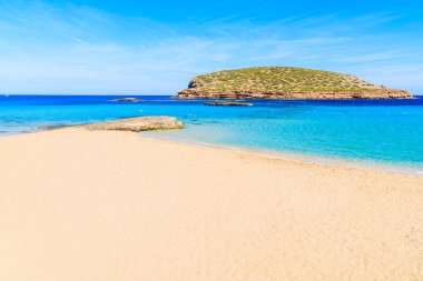 Masmavi sulara su, Ibiza Adası, İspanya ile güzel Cala Comte kumsal