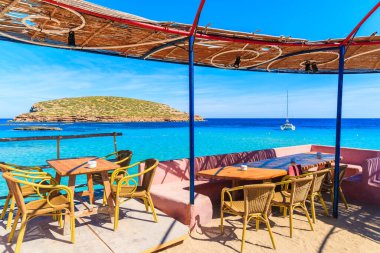 IBIZA Adaları, İspanya - 17 Mayıs 2017: Cala Comte Sahili 'nde deniz manzaralı güzel bir sahil barı, İbiza Adası, İspanya.