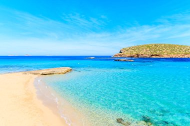 Masmavi sulara su, Ibiza Adası, İspanya ile güzel Cala Comte kumsal