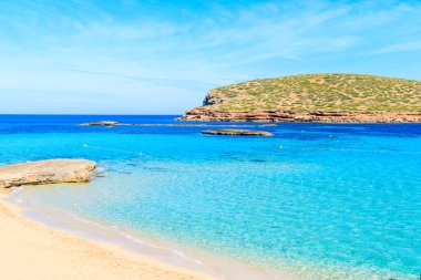 Masmavi sulara su, Ibiza Adası, İspanya ile güzel Cala Comte kumsal