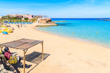CALA COMTE BEACH, IBIZA ADASI - 17 Mayıs 2017: İbiza adası, İbiza sahilindeki Kumlu Cala Comte plajı ve restoran binası manzarası.