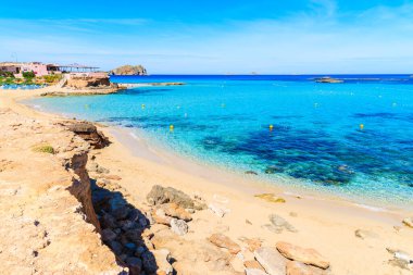 Masmavi sulara su, Ibiza Adası, İspanya ile güzel Cala Comte kumsal