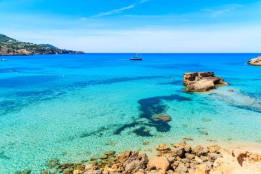 İspanya, İbiza, Cala Tarida 'da güzel sahil ve deniz