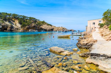 Cala Vadella Körfezi manzarası ve İbiza Adası, İspanya 'daki balıkçı tekneleri