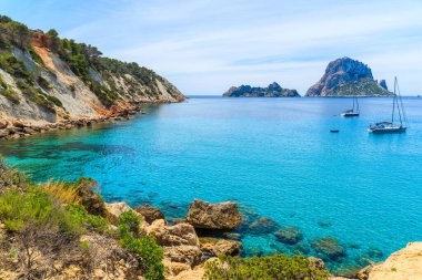 Güzel mavi deniz suyuyla Cala d 'Hort Körfezi manzarası ve İbiza Adası, İspanya' da Es Vedra adası.