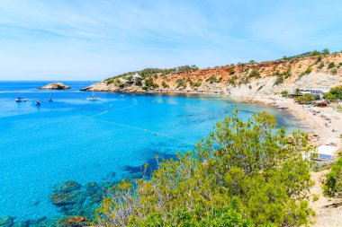 İspanya 'nın İbiza adasında güzel mavi deniz suyuyla Cala d' Hort Körfezi manzarası