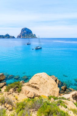 Güzel mavi deniz suyuyla Cala d 'Hort Körfezi manzarası ve İbiza Adası, İspanya' da Es Vedra adası.
