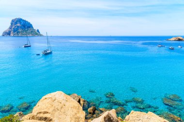 Güzel mavi deniz suyuyla Cala d 'Hort Körfezi manzarası ve İbiza Adası, İspanya' da Es Vedra adası.