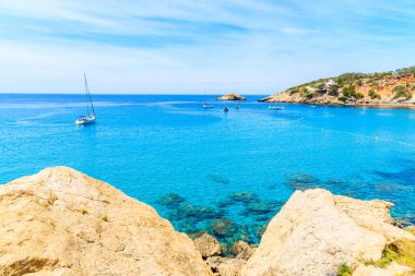 İspanya 'nın İbiza adasında güzel mavi deniz suyuyla Cala d' Hort Körfezi manzarası