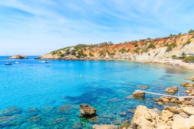 İspanya, İbiza 'daki Cala d' Hort Körfezi 'ndeki küçük ahşap iskele.