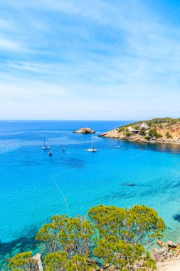 Cala d 'Hort körfezinde, İbiza adası, İspanya' nın güzel mavi deniz suyuyla yelken açan tekneler.